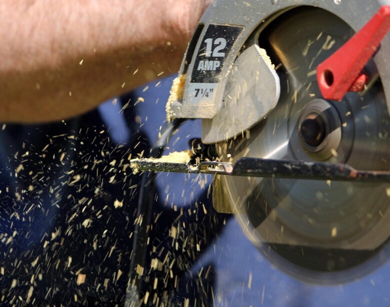 Piła pneumatyczna – precyzyjne cięcie w trudnych warunkach