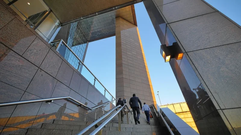 Fototapety.Pl Biznesmen Wchodzący Po Schodach Miasto Architektura Fototapeta Samoprzylepna 250x250cm Fizelina