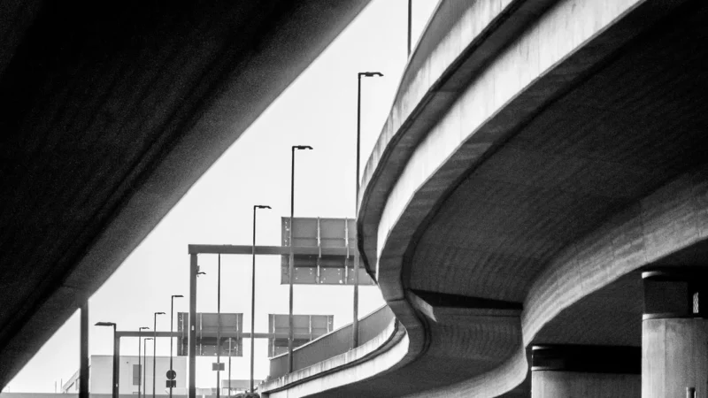 Fototapety.Pl Czarno-Białe Zdjęcie Autostrady Miasto Samochody Okleina Na Ścianę 250x250cm Magicstick