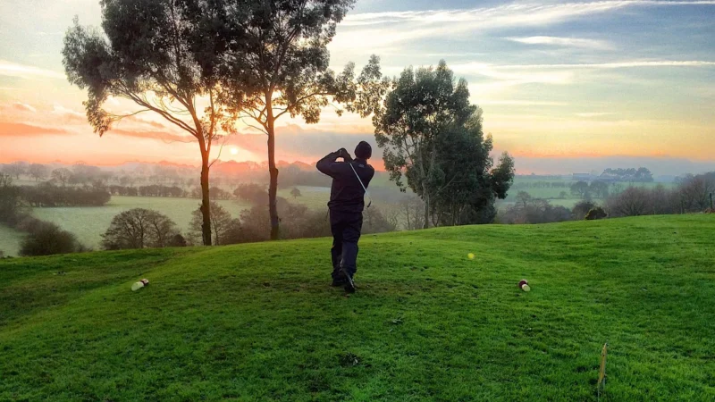 Fototapety.Pl Golfista Trawa Zachód Słońca Cień Fototapeta Samoprzylepna 250x250cm Magicstick