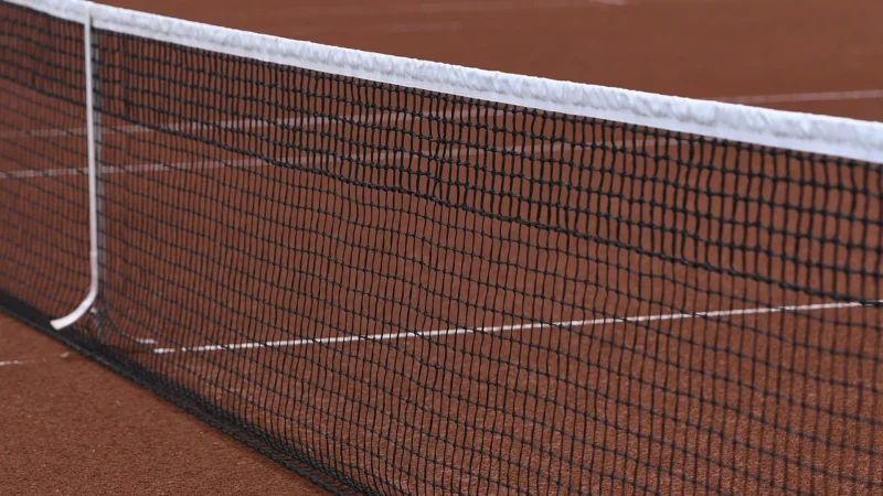 Fototapety.Pl Gra Tenis Ziemny Rakiety Piłki Siatka Budynek Drzewa Fototapeta Samoprzylepna 250x250cm Magicstic