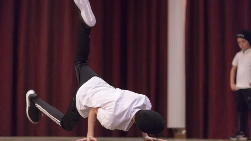 Fototapety.Pl Tancerz Break Dance Droga Niebo Trawa Fototapeta Samoprzylepna 250x250cm Fizelina