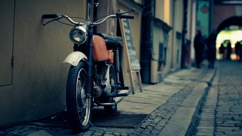 Fototapety.Pl Vintage Motocykl Zaparkowany W Uliczce Fototapeta Na Ścianę 250x250cm Magicstick