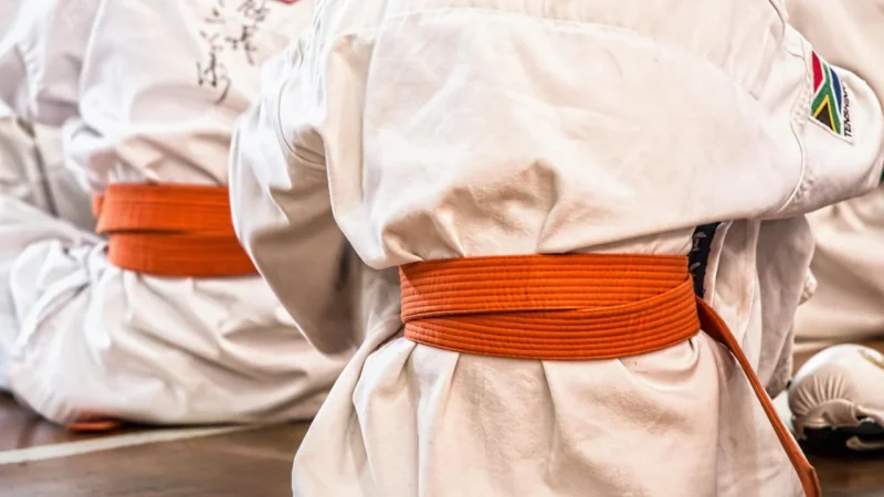 Fototapety.Pl Wykop Karate Kimono Jezioro Drzewo Niebo Chmury Fototapeta Samoprzylepna 250x250cm Fizelina