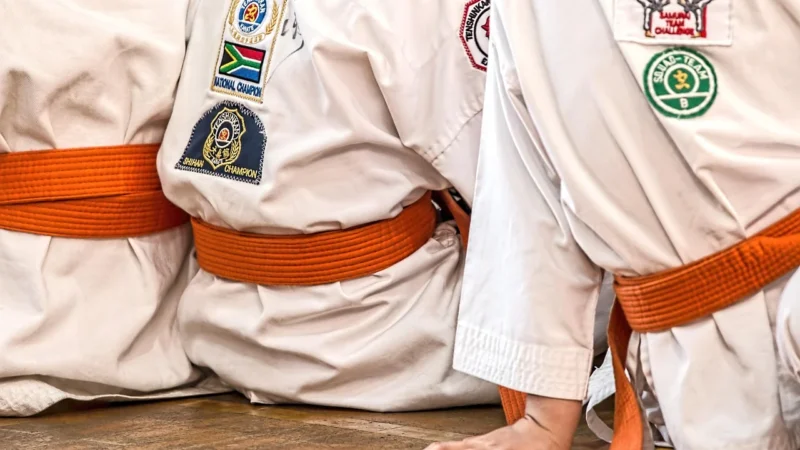 Fototapety.Pl Wykop Karate Kimono Jezioro Drzewo Niebo Chmury Fototapeta Samoprzylepna 250x250cm Magicstick