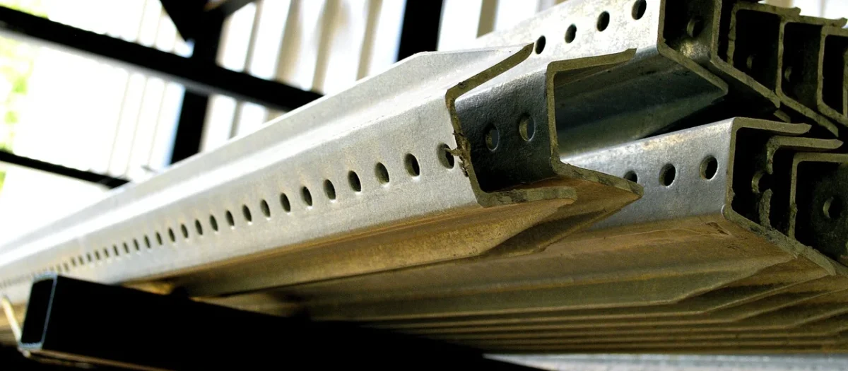 Przegląd dostępnych materiałów konstrukcyjnych: stal vs. aluminium