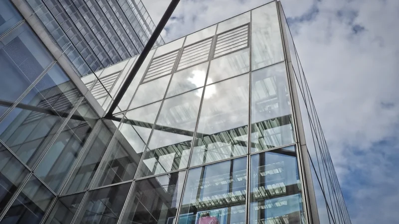 Zalety i różnice pomiędzy oknami aluminiowymi: Schuco, Veka i Aluprof