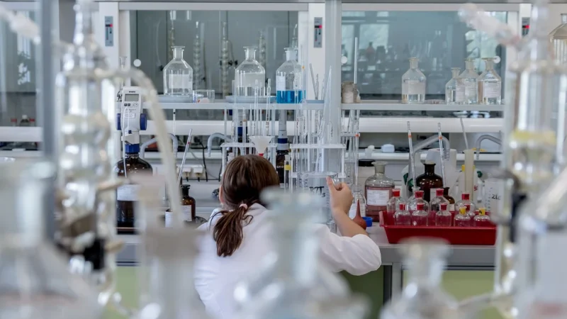 Zrozumienie etanolu: Wszystko, co musisz wiedzieć o tym składniku chemicznym